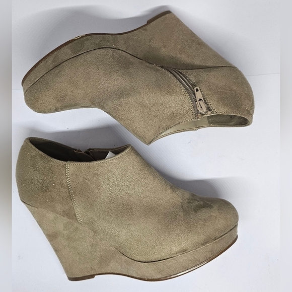 Xappeal Women's Taupe Suede Wedge Booties Size 8 - Picture 4 of 9
